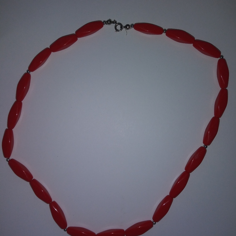Vintage red choker with Bakelite look oblong beads